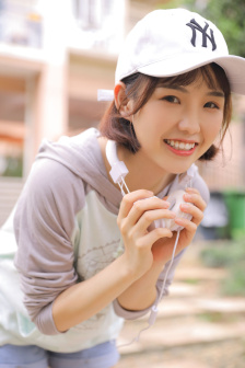 年轻女教师在线播放